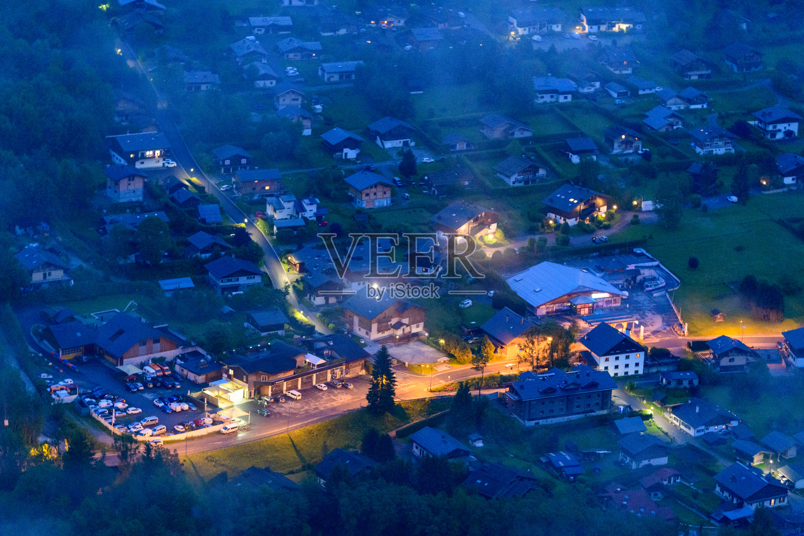 蓝色黄昏时分勒布朗村的航拍图照片摄影图片