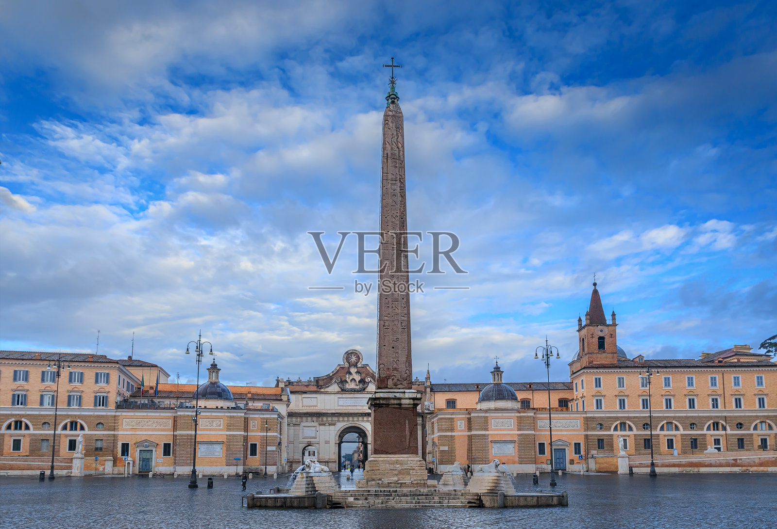 意大利罗马瓦拉迪耶广场（人民广场）的一瞥：中心是方尖碑喷泉，背景是人民门城门。照片摄影图片