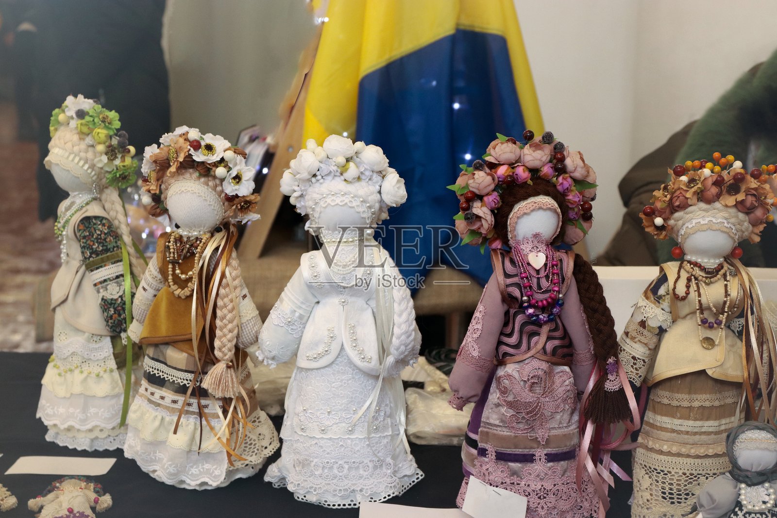 手工制作的乌克兰民族服饰玩偶，戴着花环，用于民族内容和广告宣传照片摄影图片