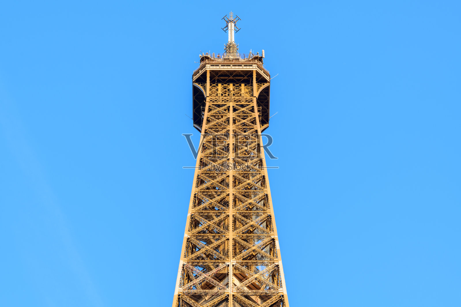 埃菲尔铁塔顶部在晴朗的蓝天背景下照片摄影图片