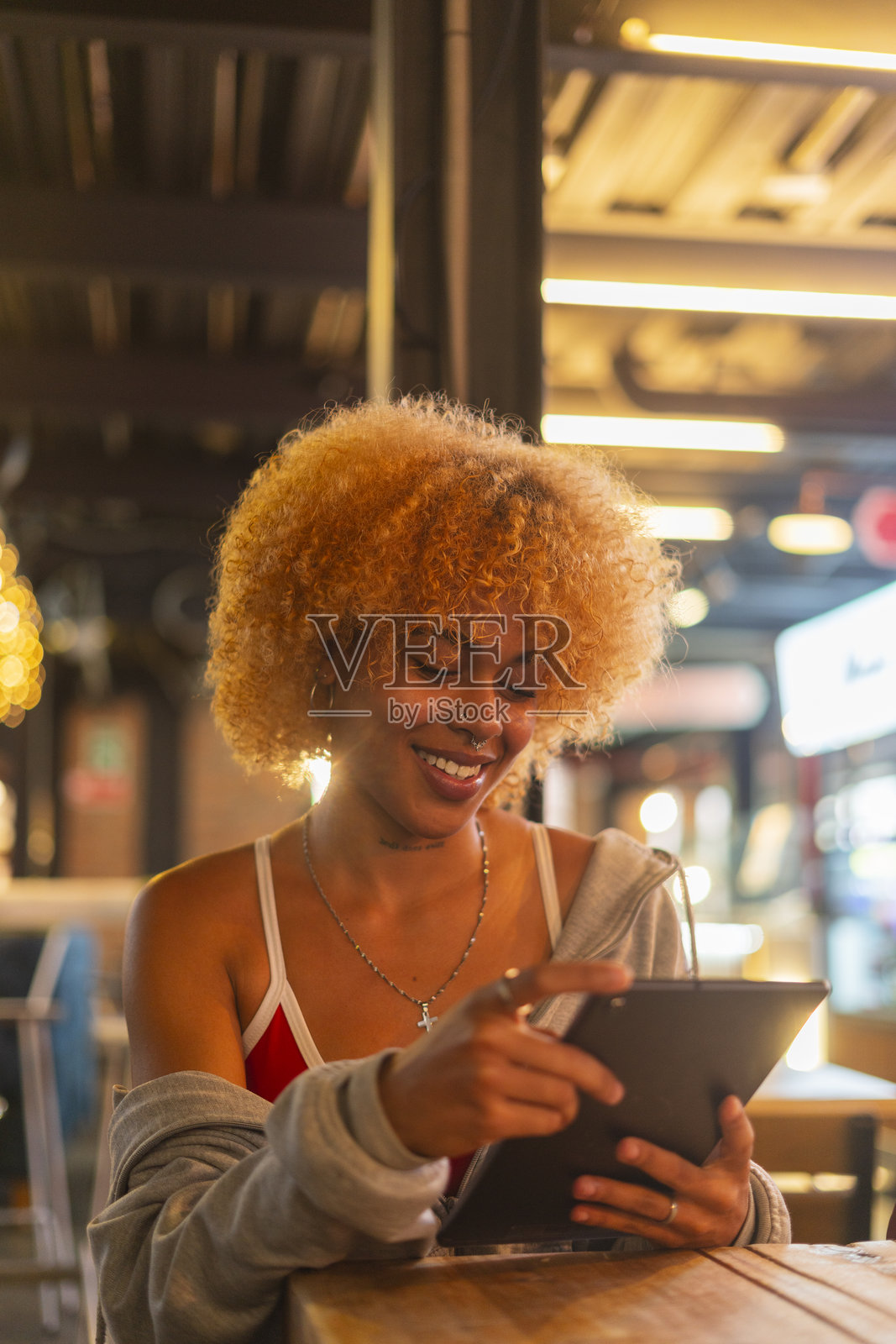 美丽的女子在商场等待外卖时，正在缴纳税款。照片摄影图片