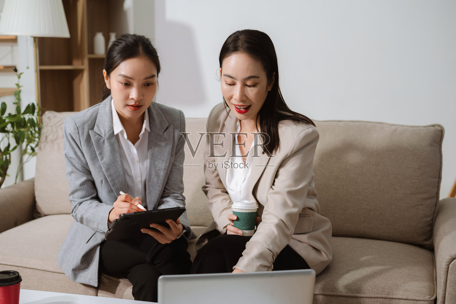 亚洲商务团队在办公室为一个项目工作，或正在审查和讨论一个商务项目。照片摄影图片