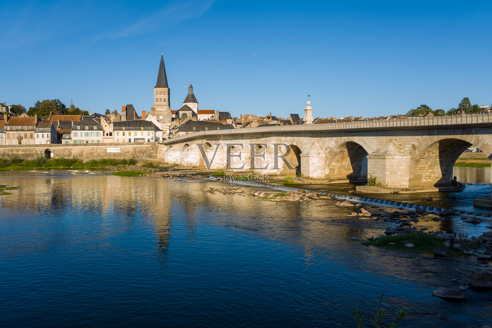 拉沙里泰叙卢瓦尔的古老桥梁和修道院照片摄影图片