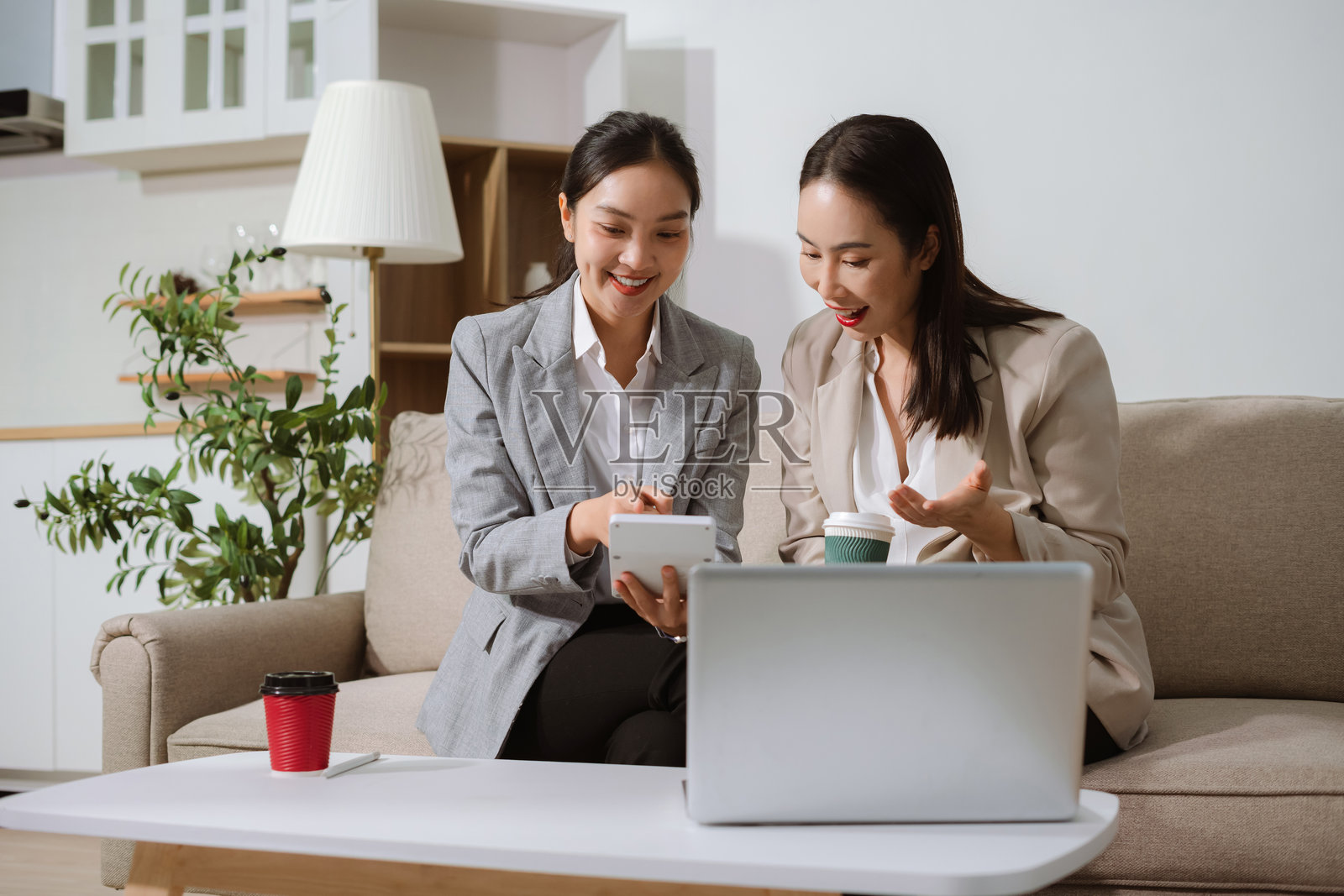 在咨询办公室，一位亚裔金融顾问向客户展示投资计划。照片摄影图片