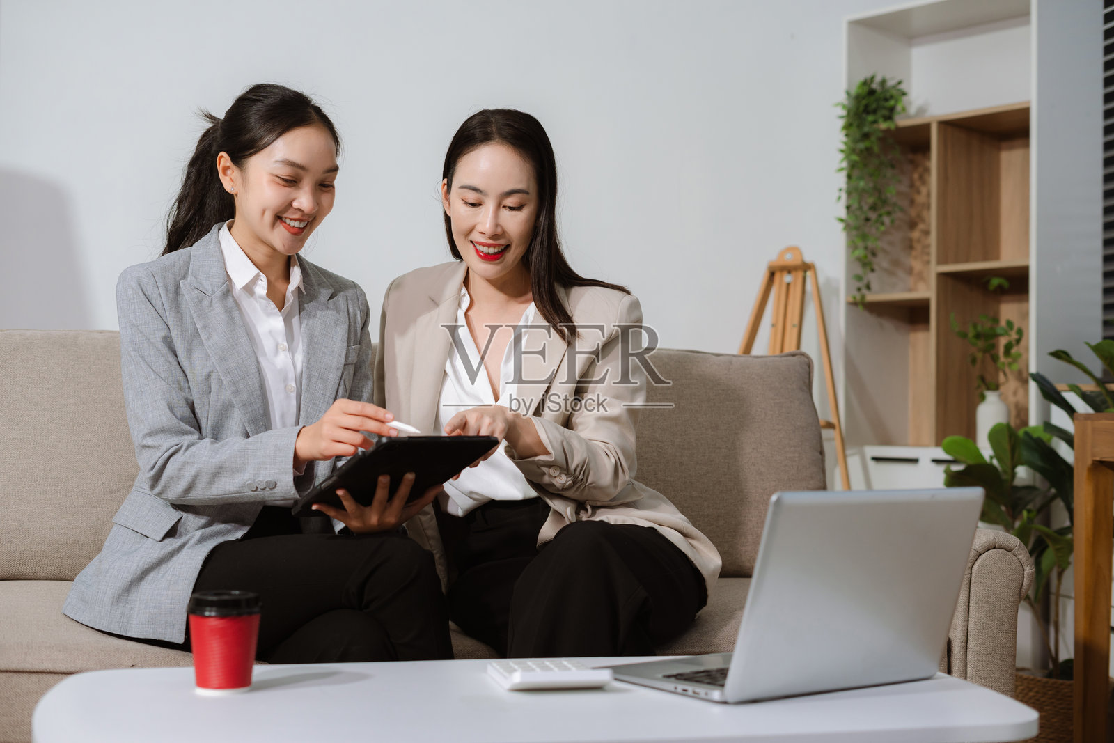 亚洲商务团队在办公室为一个项目工作，或者正在审查和讨论一个商务项目。照片摄影图片