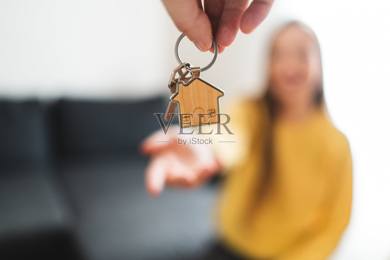 焦点在沙发上收件的女人照片摄影图片