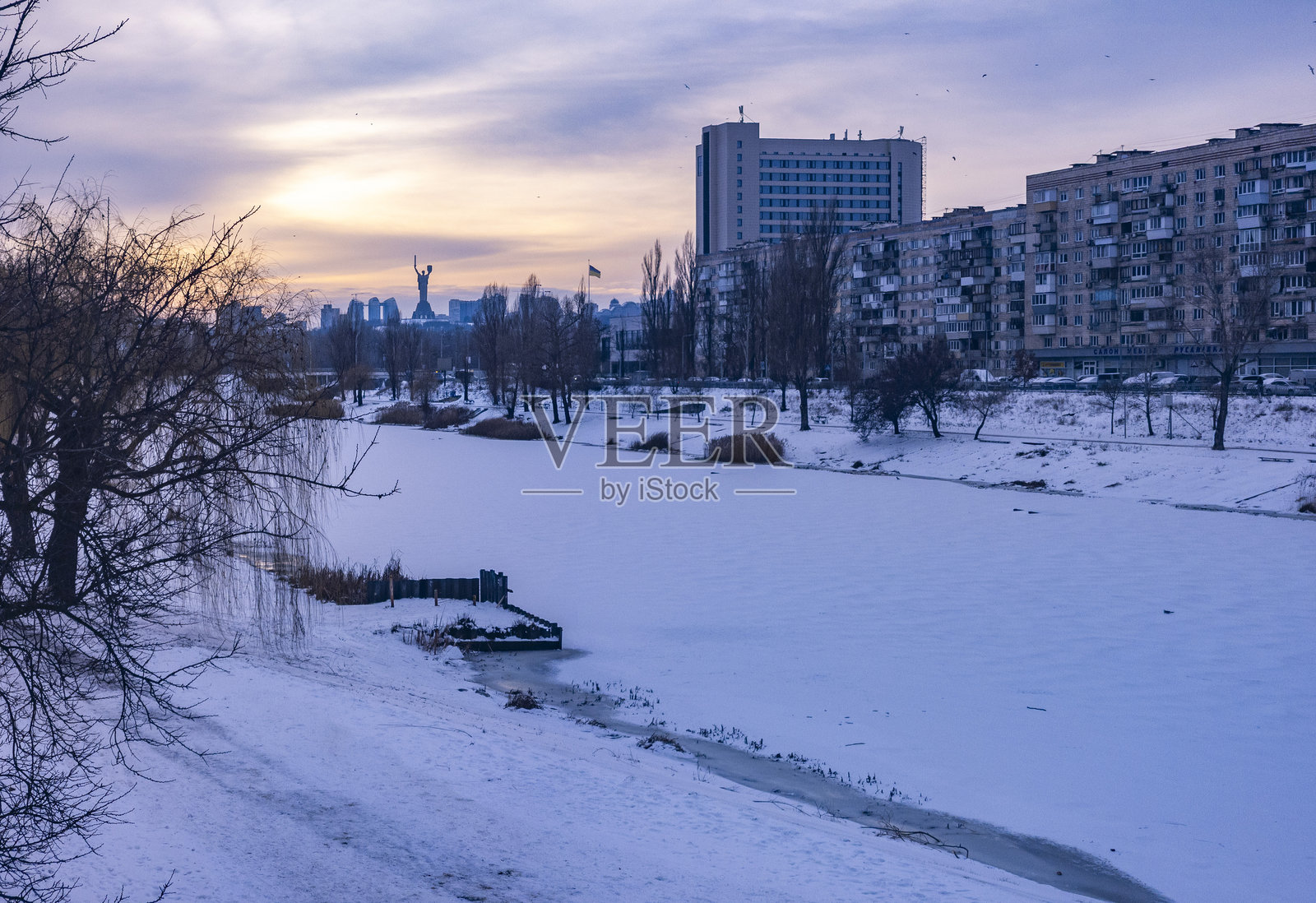 乌克兰母亲纪念碑俯瞰冰封的基辅市景照片摄影图片