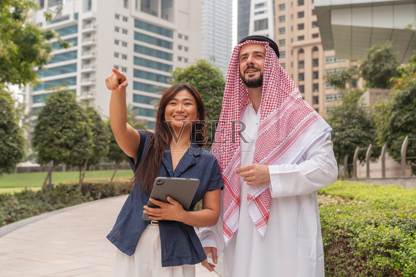 商务专业人士在现代都市中协作照片摄影图片