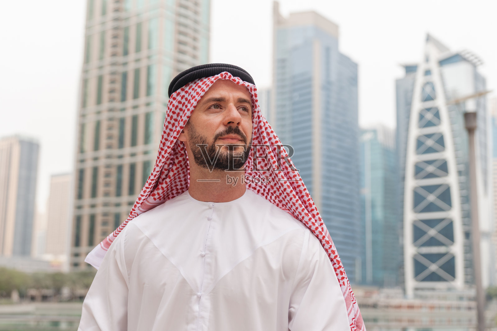 阿拉伯商人在现代城市环境中，象征着中东地区的领导力照片摄影图片