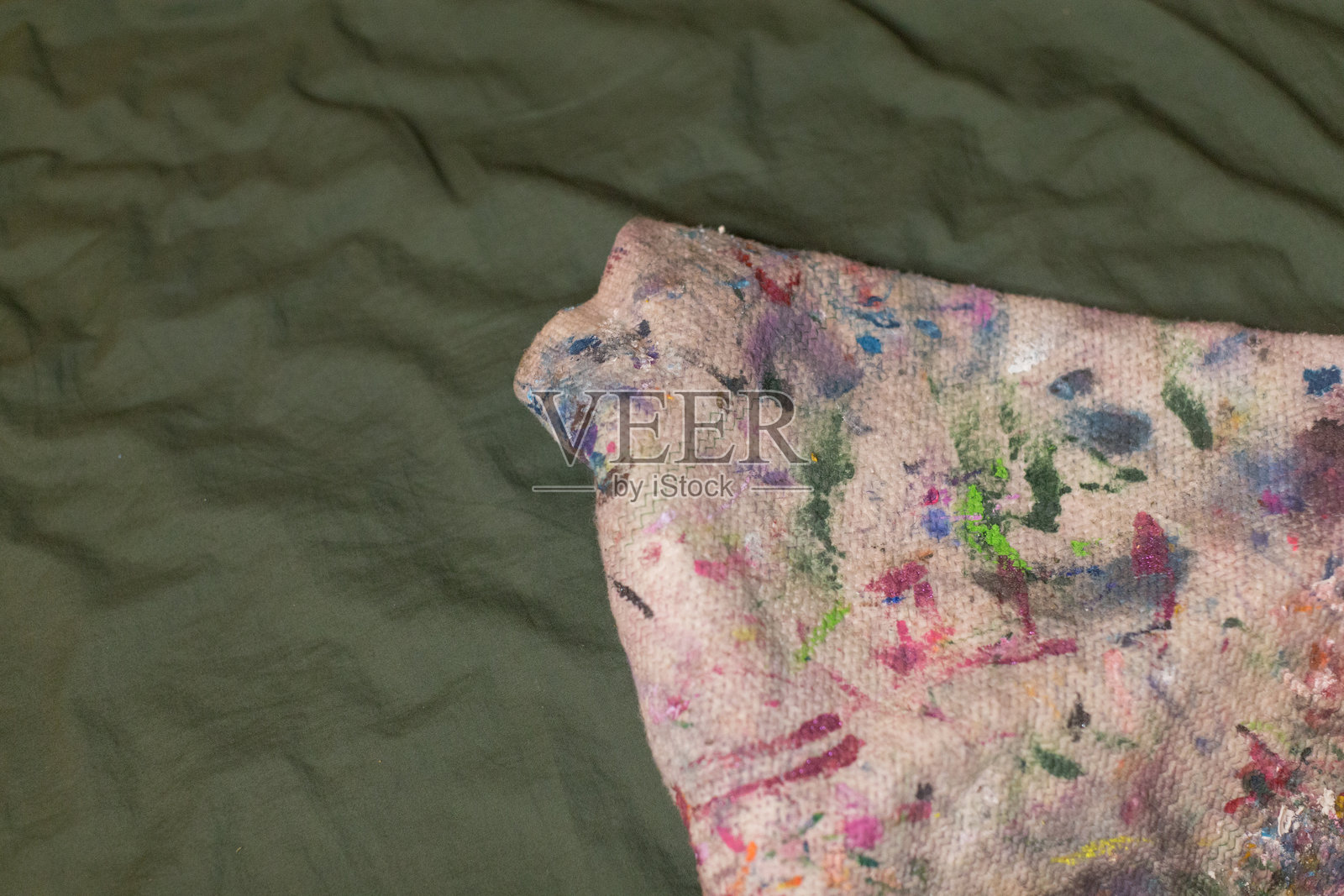 揉皱的吸水材料，展现出彩色颜料的纹理层次照片摄影图片