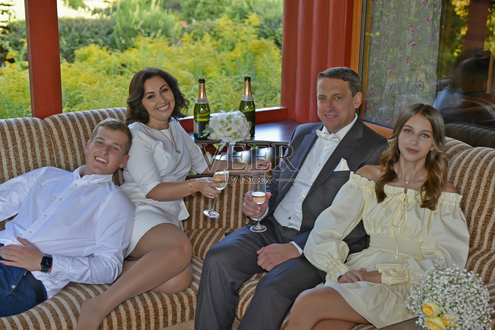 一对成熟的夫妇，丈夫和妻子，正与他们的孩子一起庆祝结婚纪念日。照片摄影图片