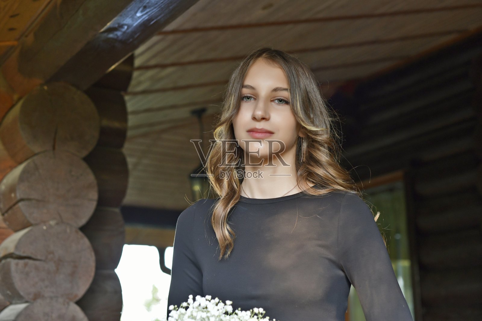 一位 14 岁的漂亮年轻女孩在乡村娱乐中心照片摄影图片