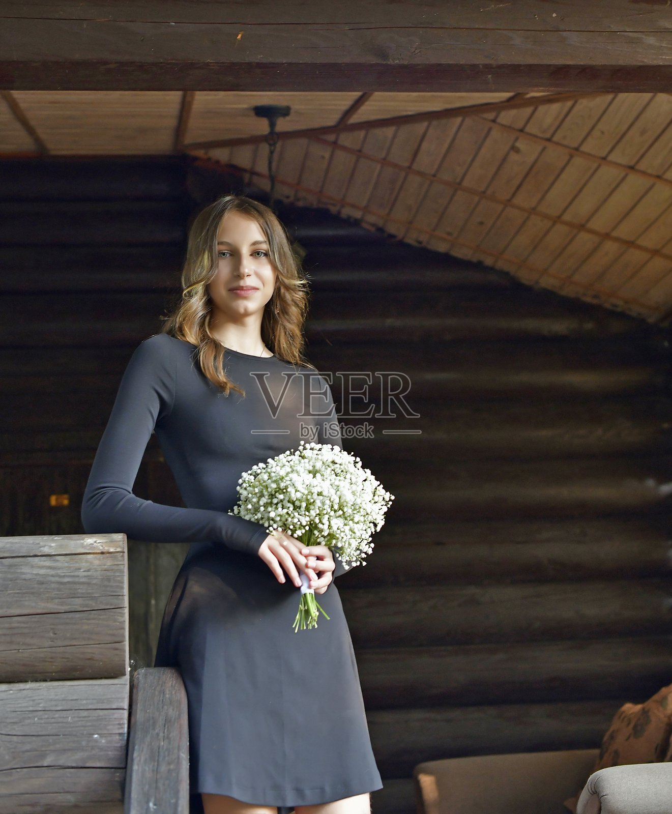 一位14岁的漂亮年轻女孩在乡村娱乐中心。照片摄影图片