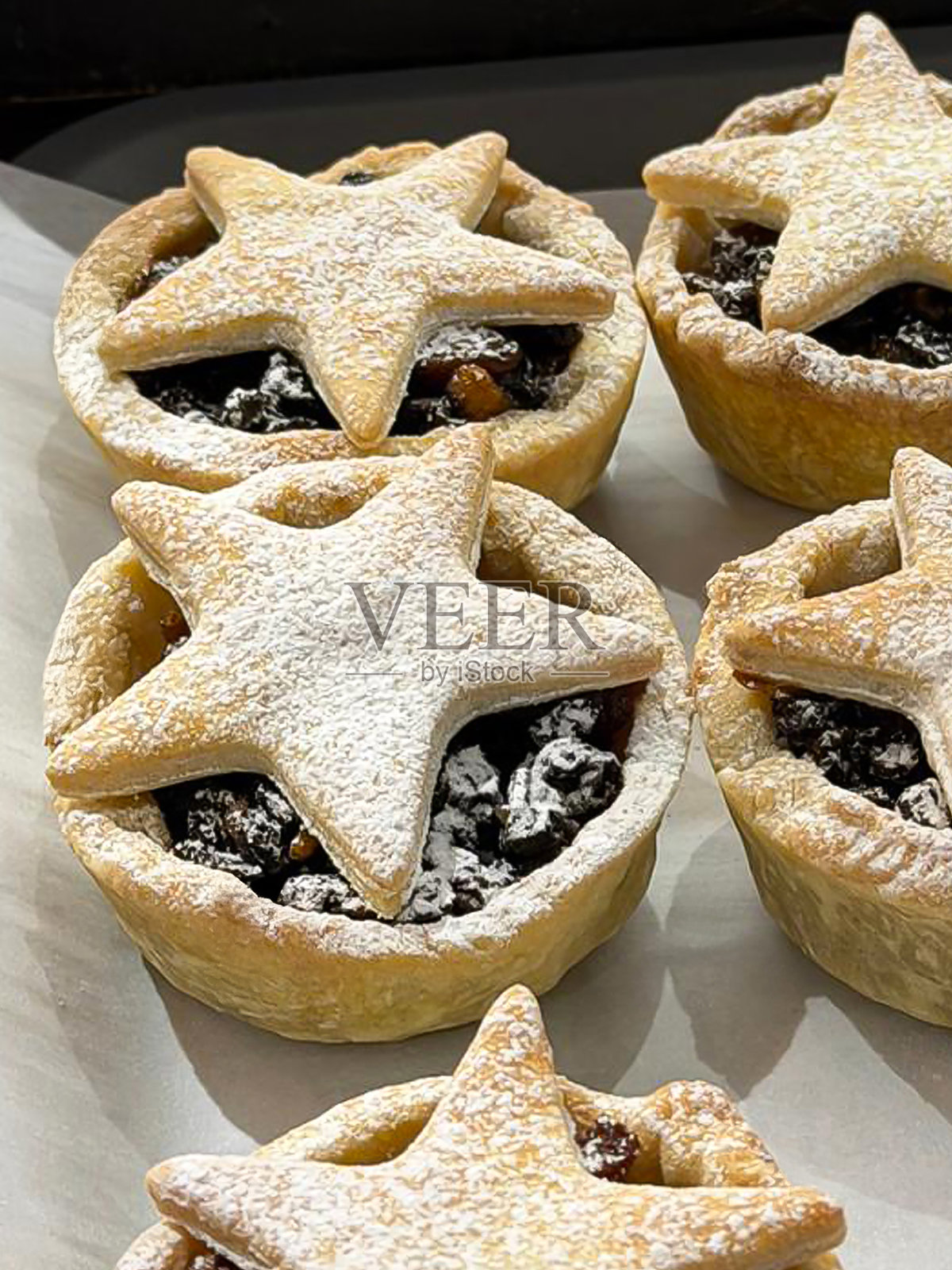 圣诞肉馅饼和挞的图片，星形自制糕点，内填肉馅，撒上糖粉，节日烘焙美食照片摄影图片