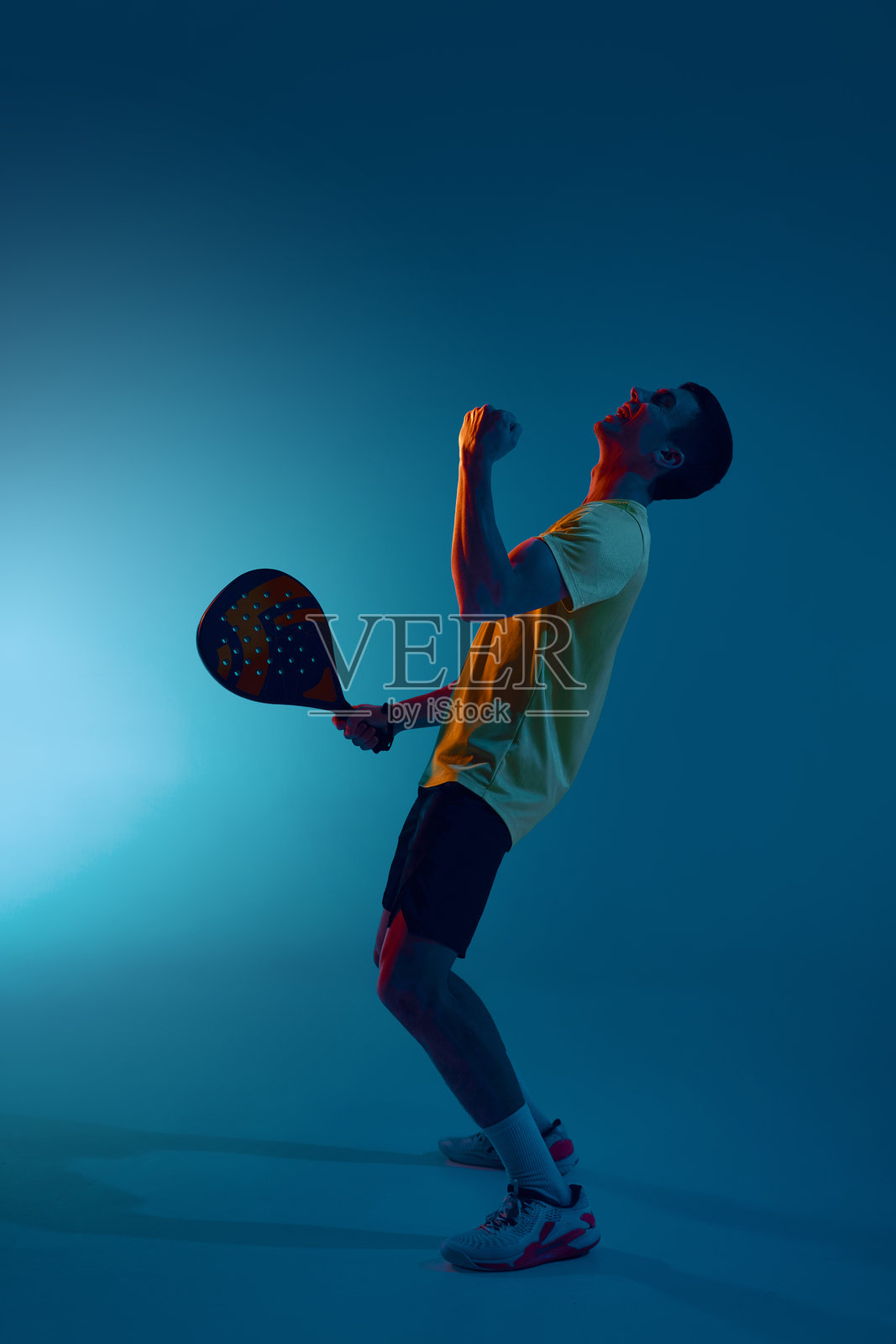 庆祝帕德尔网球胜利的动作，体现了突破性成就的势头照片摄影图片