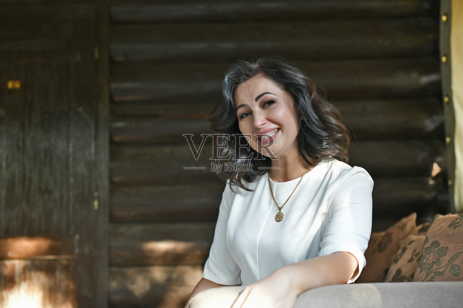 一对成熟的夫妇，丈夫和妻子，正在庆祝他们的结婚纪念日。照片摄影图片