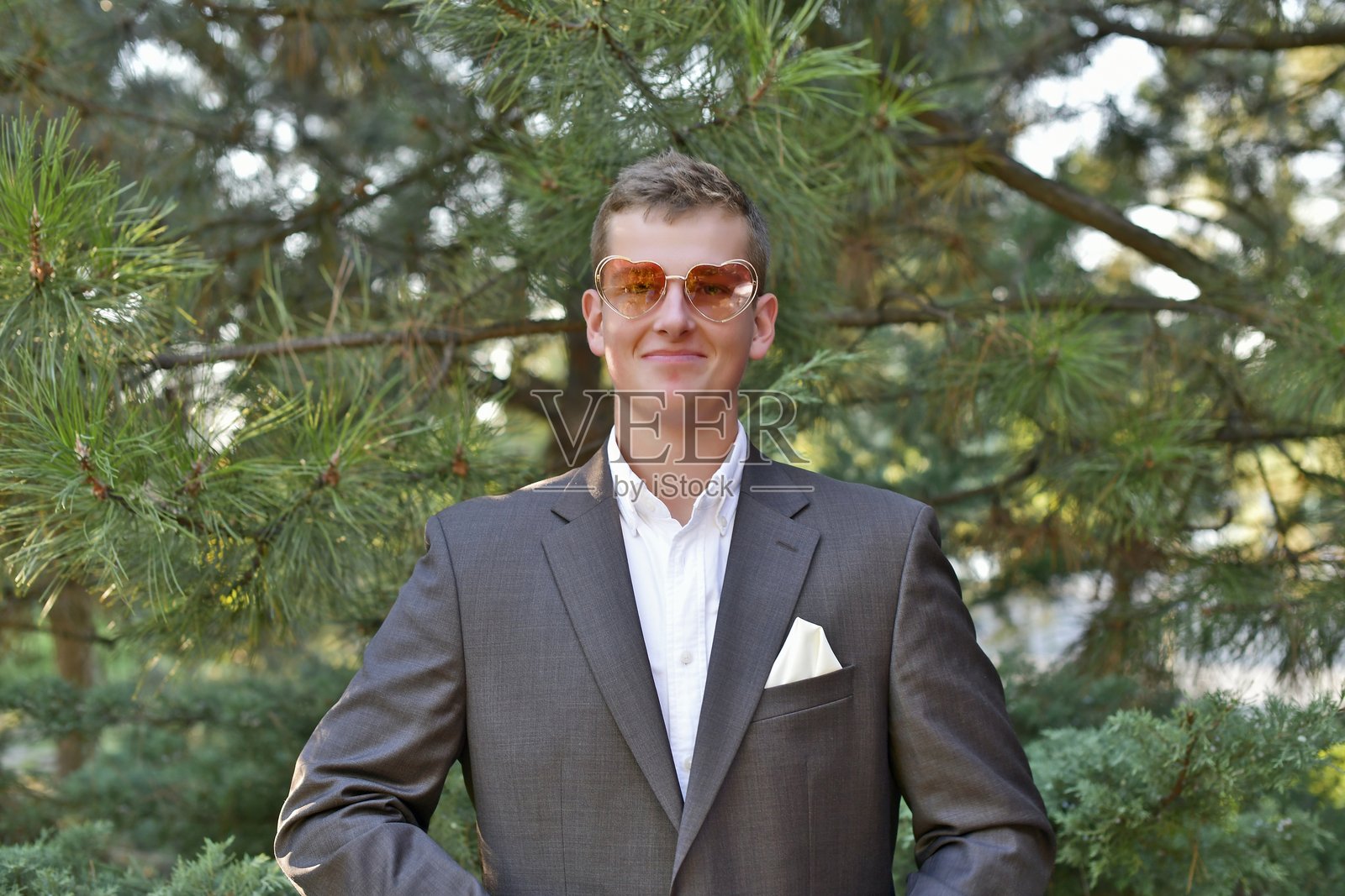 一位英俊的18岁年轻男子。照片摄影图片