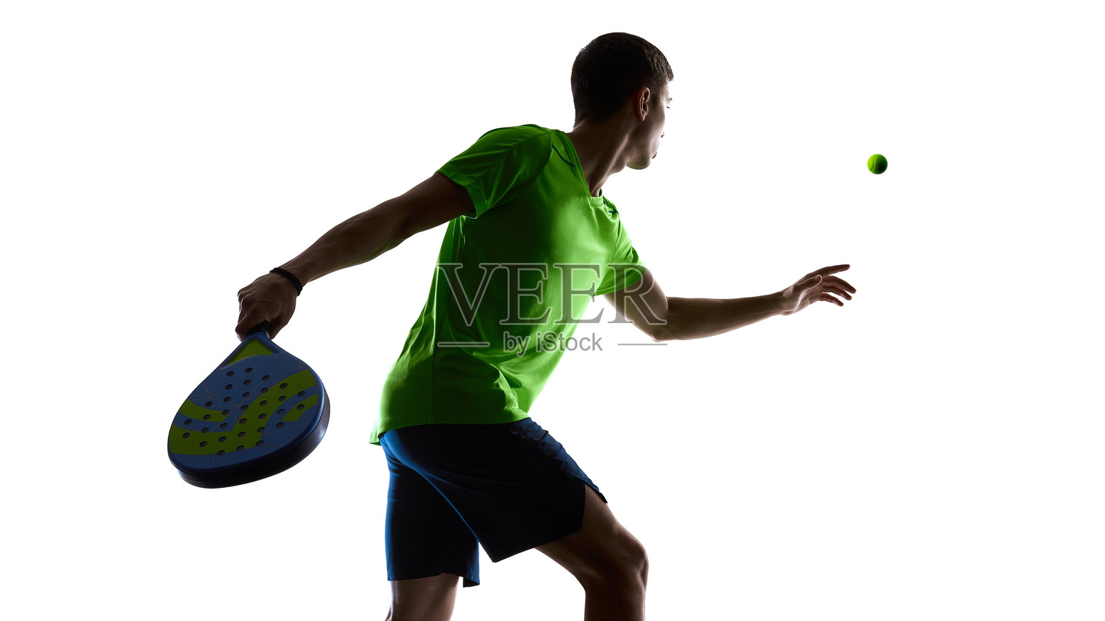 运动健将挥拍正手击球剪影，瞄准球照片摄影图片