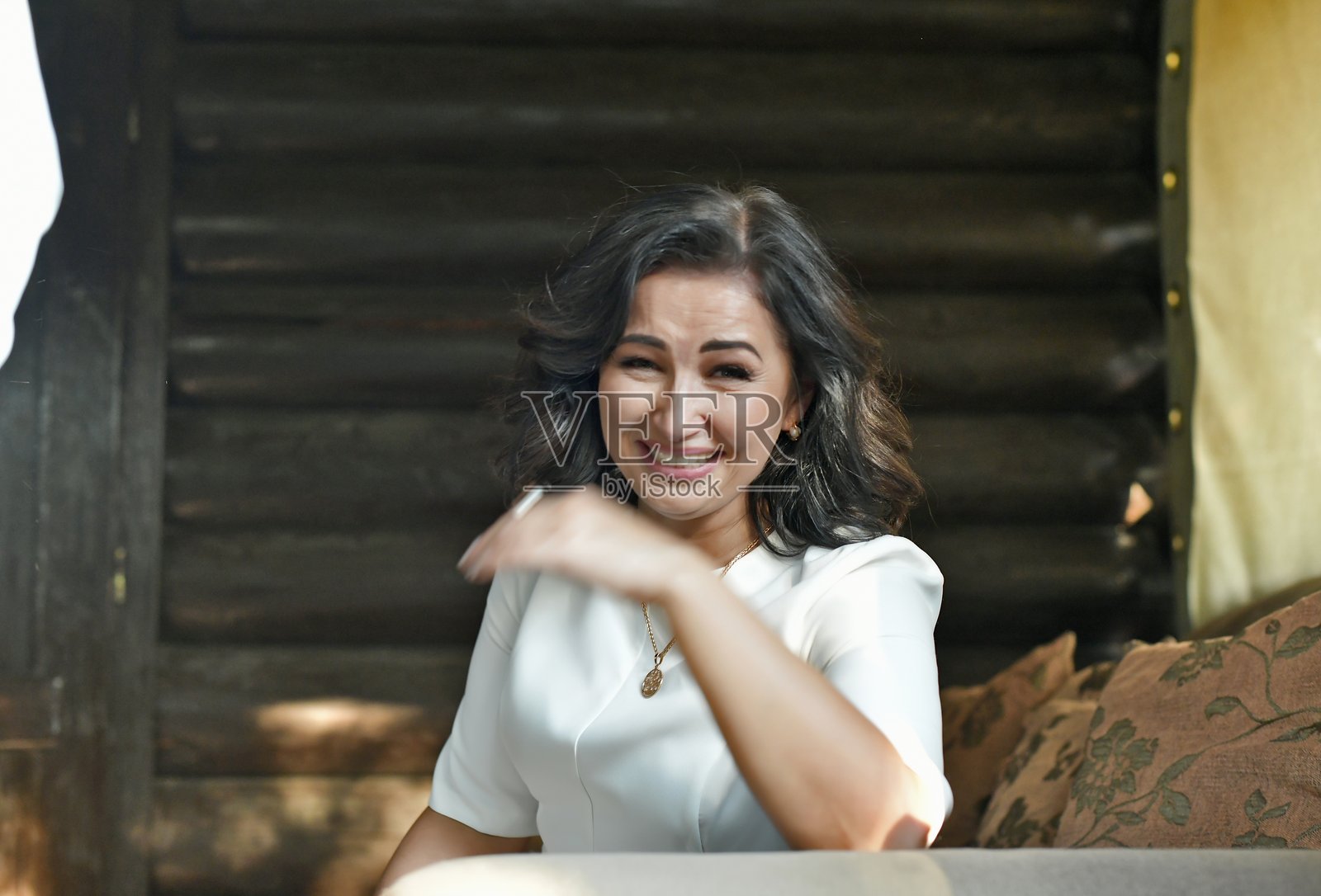 一对成熟的夫妇，丈夫和妻子，正在庆祝他们的结婚纪念日。照片摄影图片