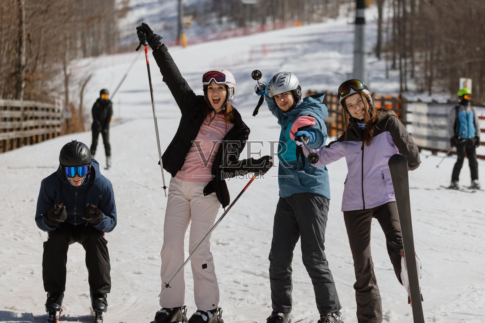 滑雪者在雪道上欢呼雀跃照片摄影图片