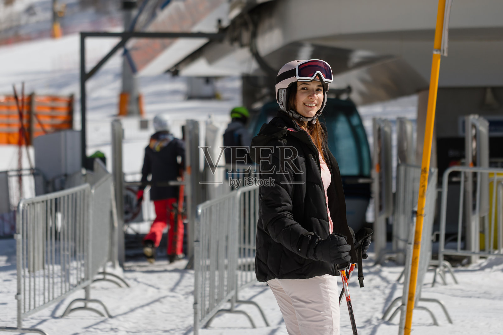 自信的女滑雪者在雪山摆姿势照片摄影图片