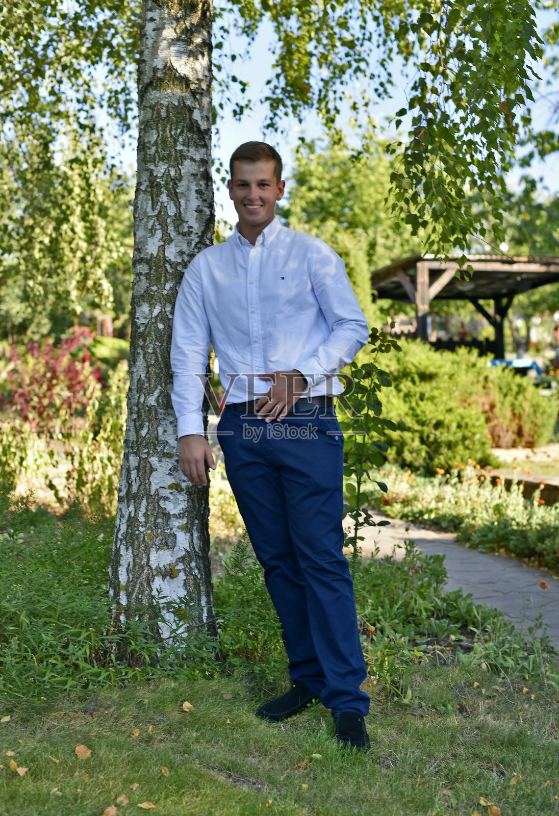 一位英俊的18岁年轻男子。照片摄影图片