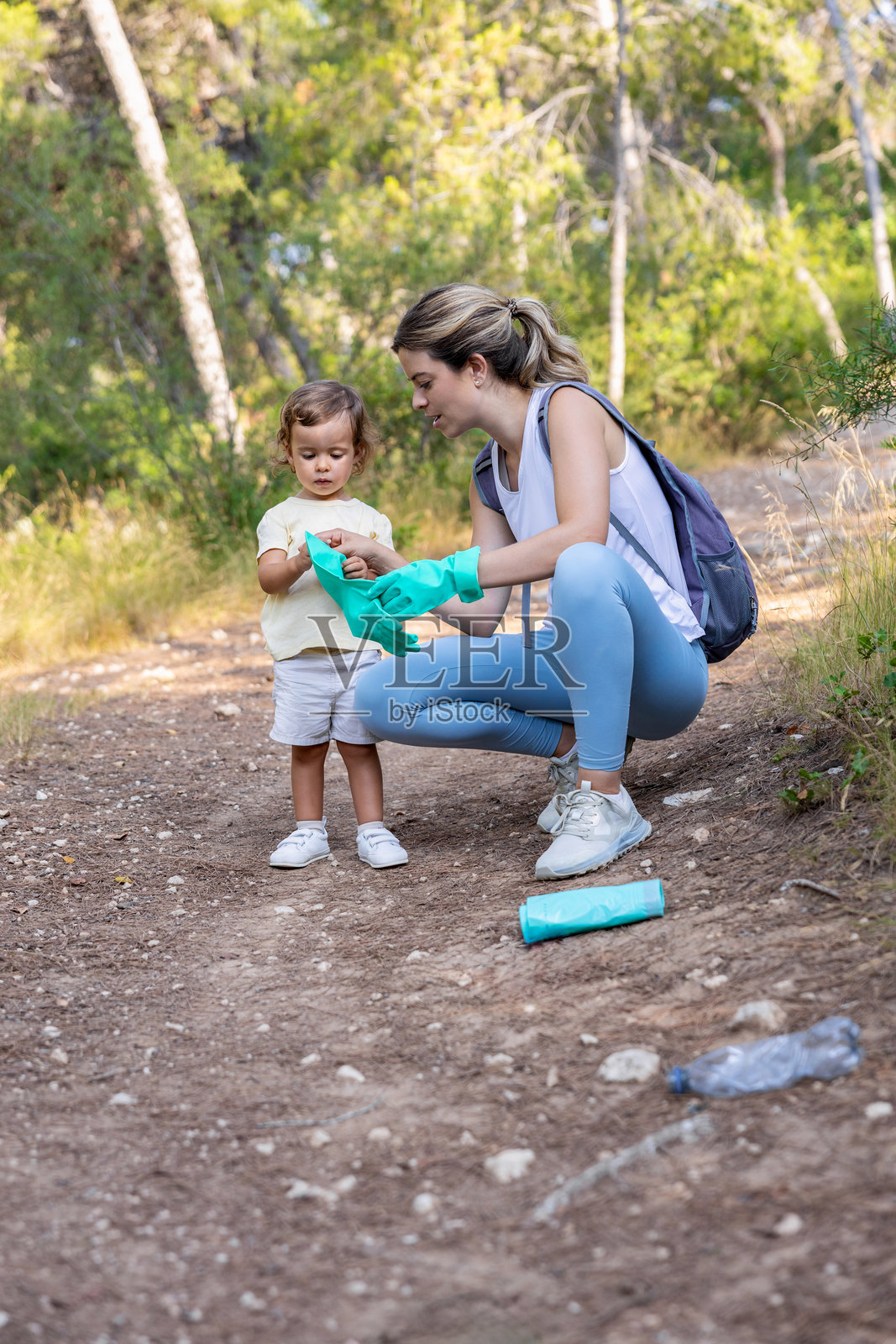 母亲帮助女儿准备森林清理照片摄影图片