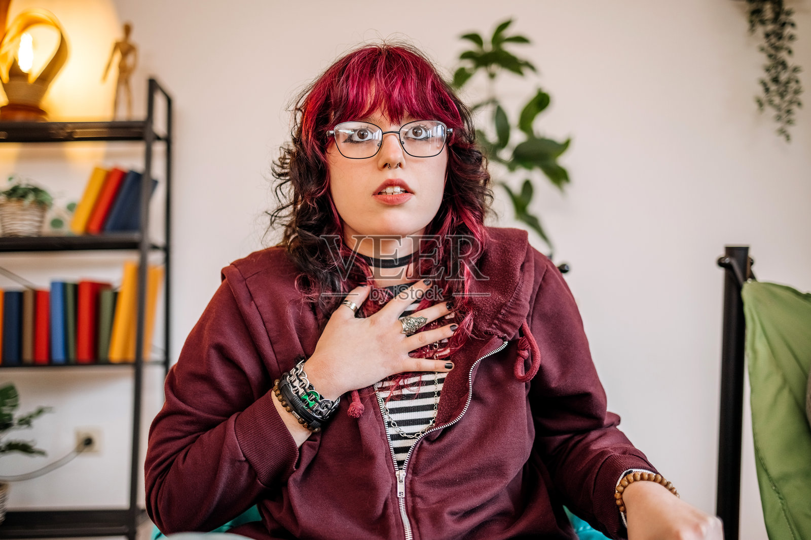 在家看电影的女性朋友们，表情惊讶照片摄影图片