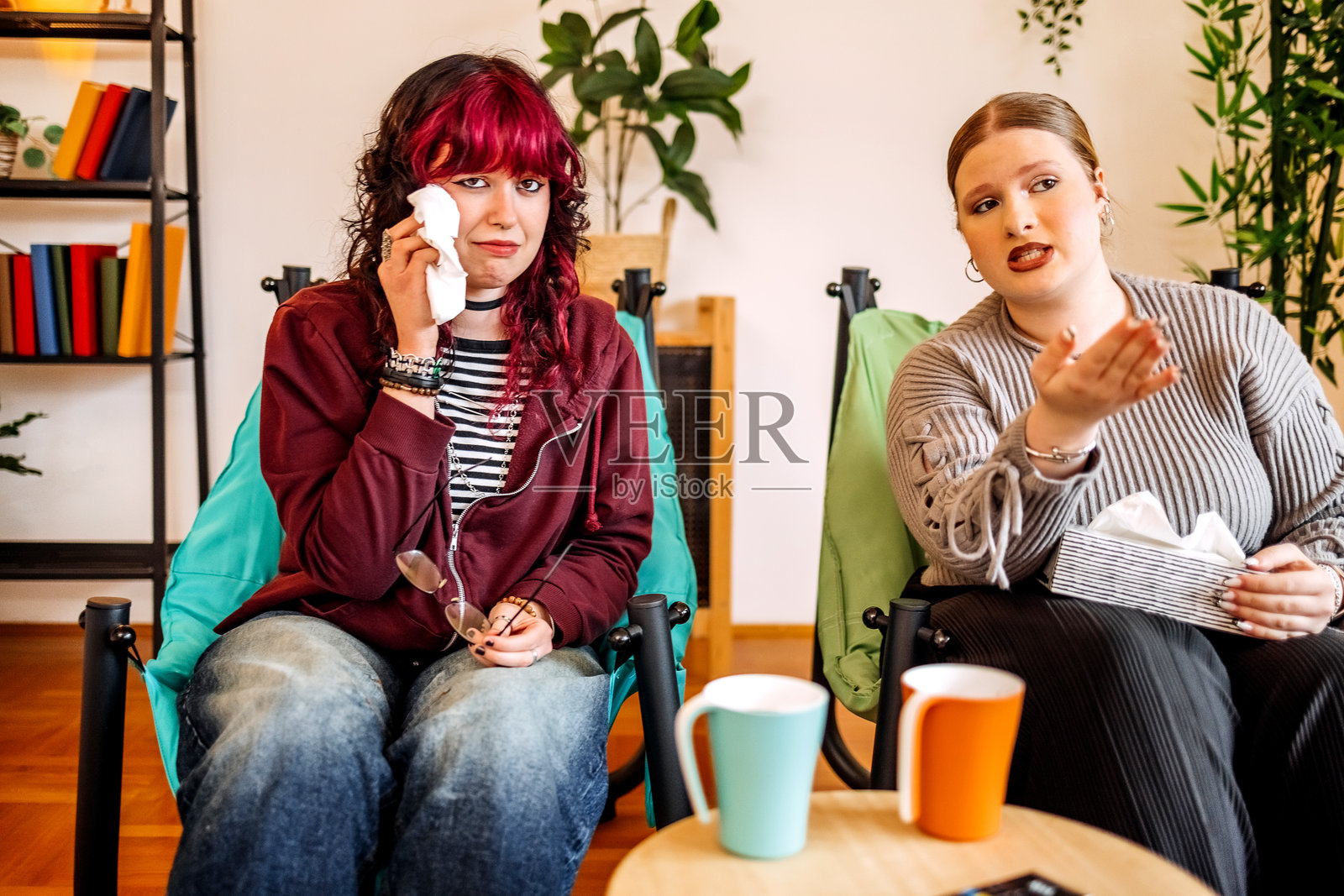 在家一起看电影的女性朋友们照片摄影图片