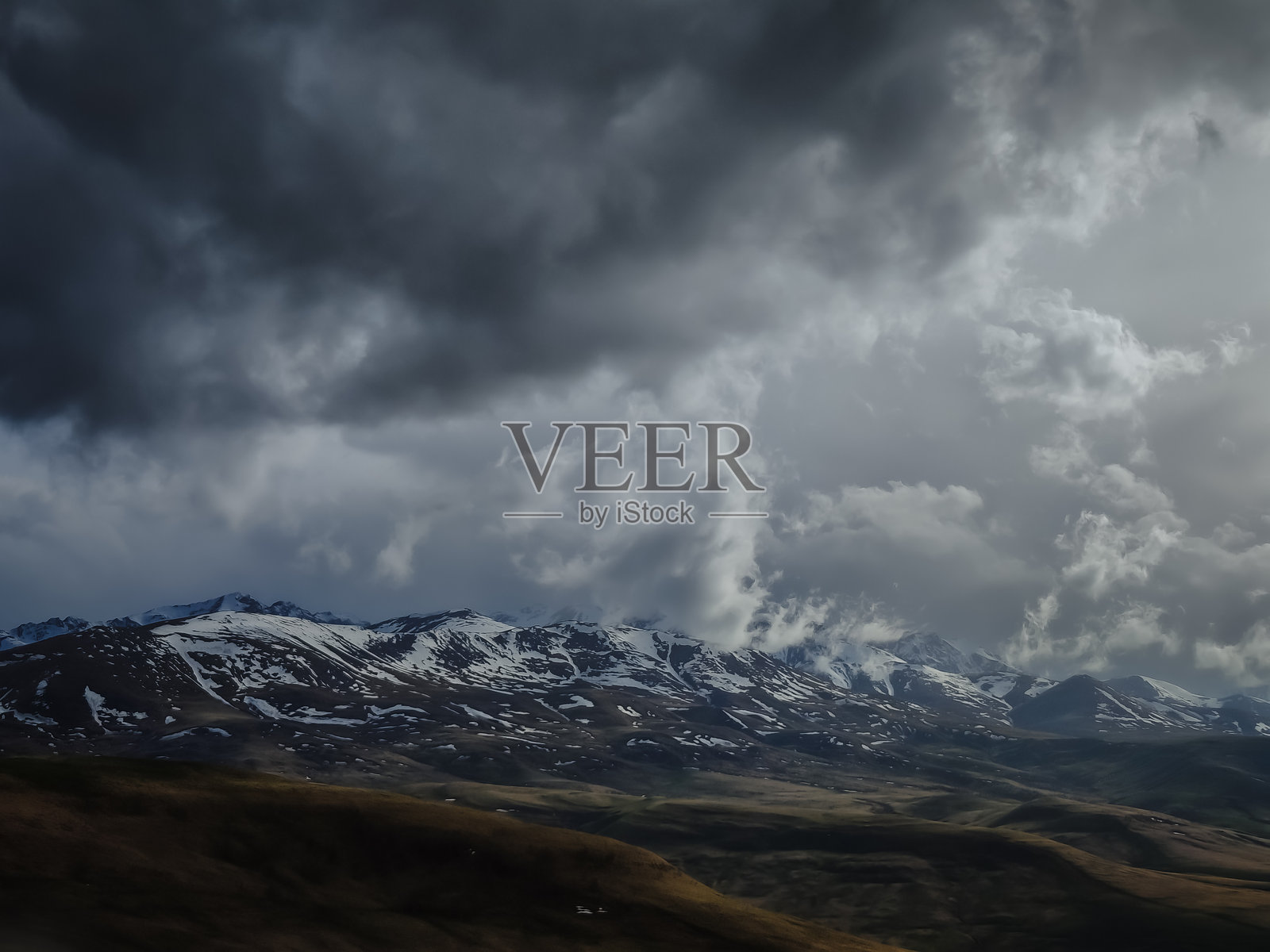 阴天时高加索山脉的风景，全景展示了山脉上的积雪和林区照片摄影图片