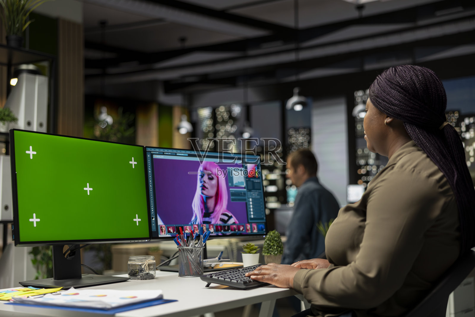 非裔美国编辑在样机旁使用软件修图照片摄影图片