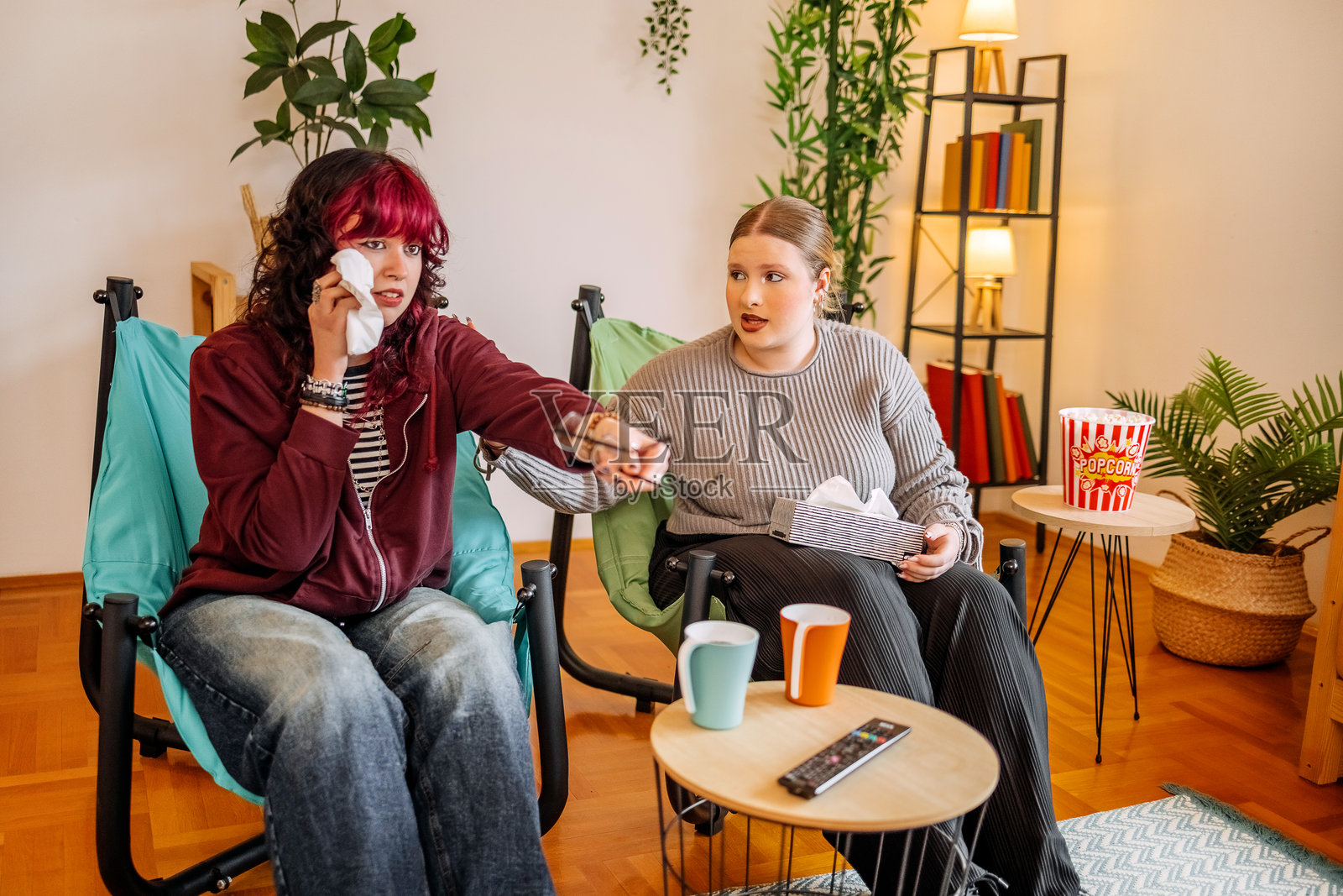 几个女性朋友在家一起看电影照片摄影图片