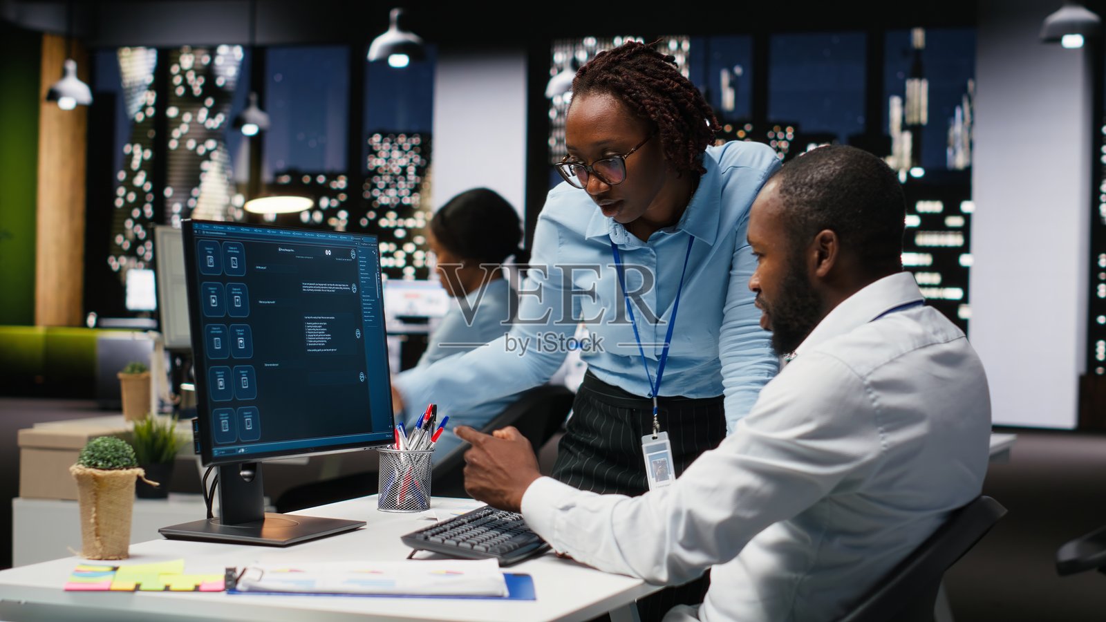 黑人IT工程师团队在电脑上开发应用程序和软件算法照片摄影图片