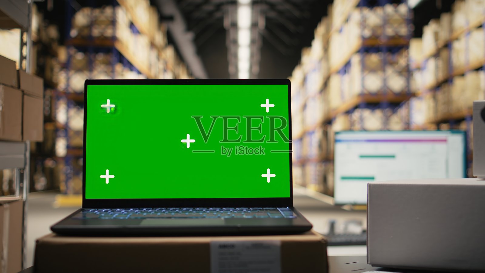 空荡荡的物流中心仓库，笔记本电脑上显示着独立的屏幕照片摄影图片