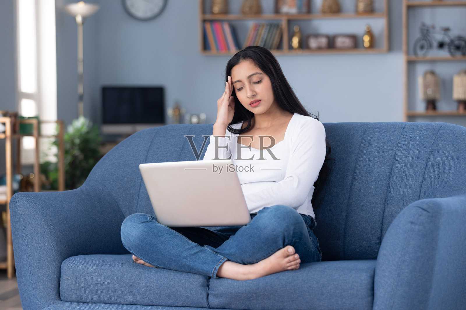 穿着时尚的漂亮年轻女子在家中沙发上使用笔记本电脑的图片素材照片摄影图片