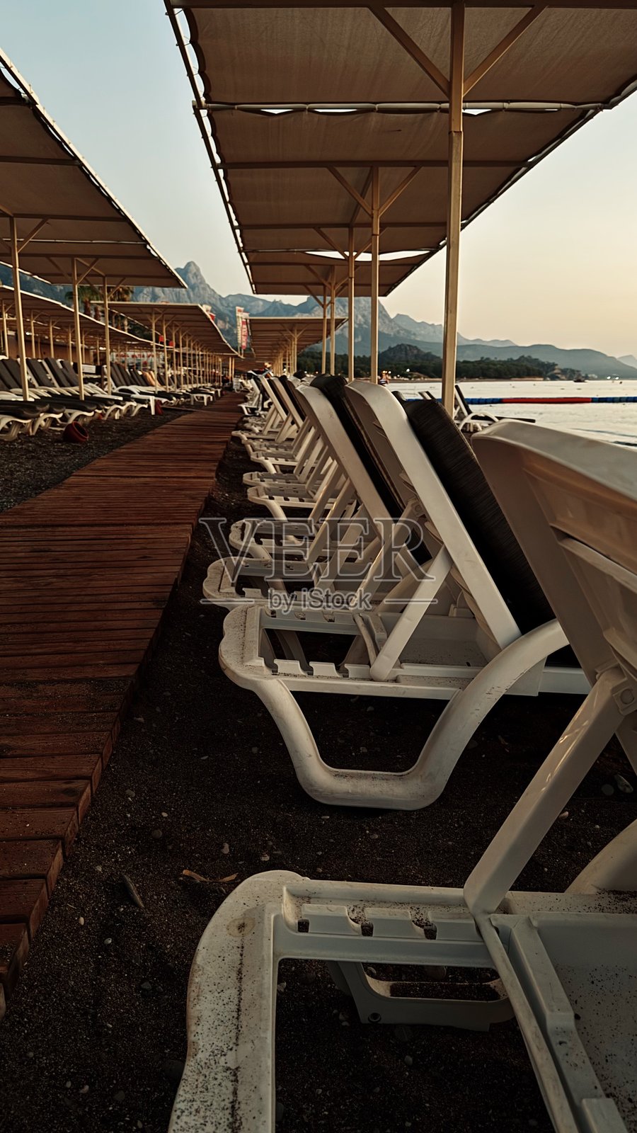 宁静海滩上的空躺椅照片摄影图片
