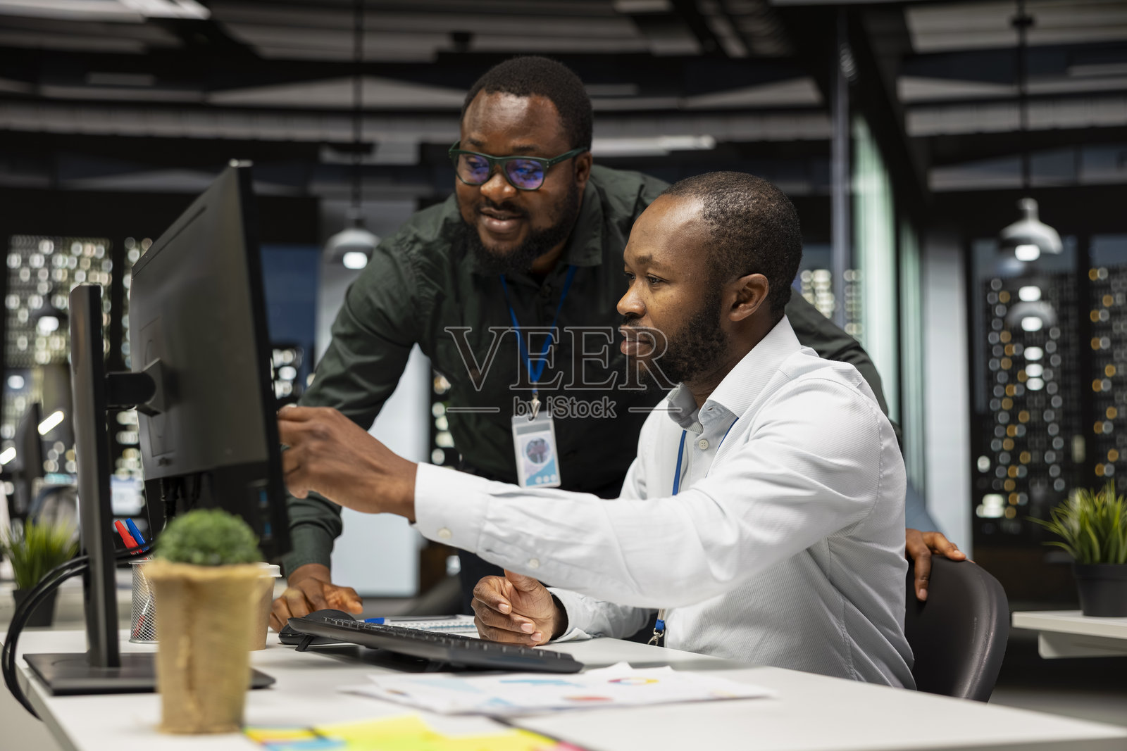 非洲裔美国员工互相商讨月度报告照片摄影图片