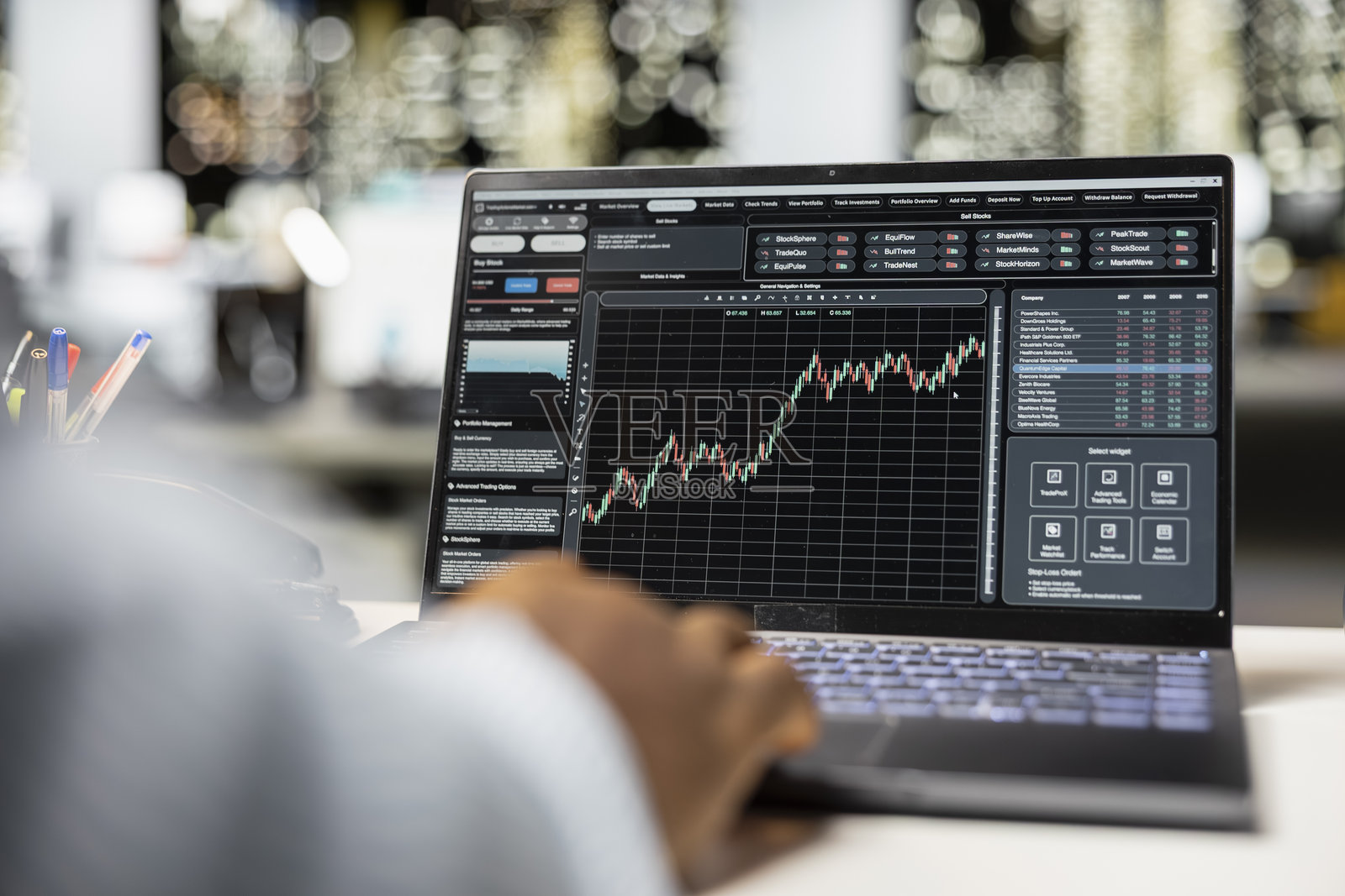 黑人男性分析师正在监测并记录全球市场趋势照片摄影图片