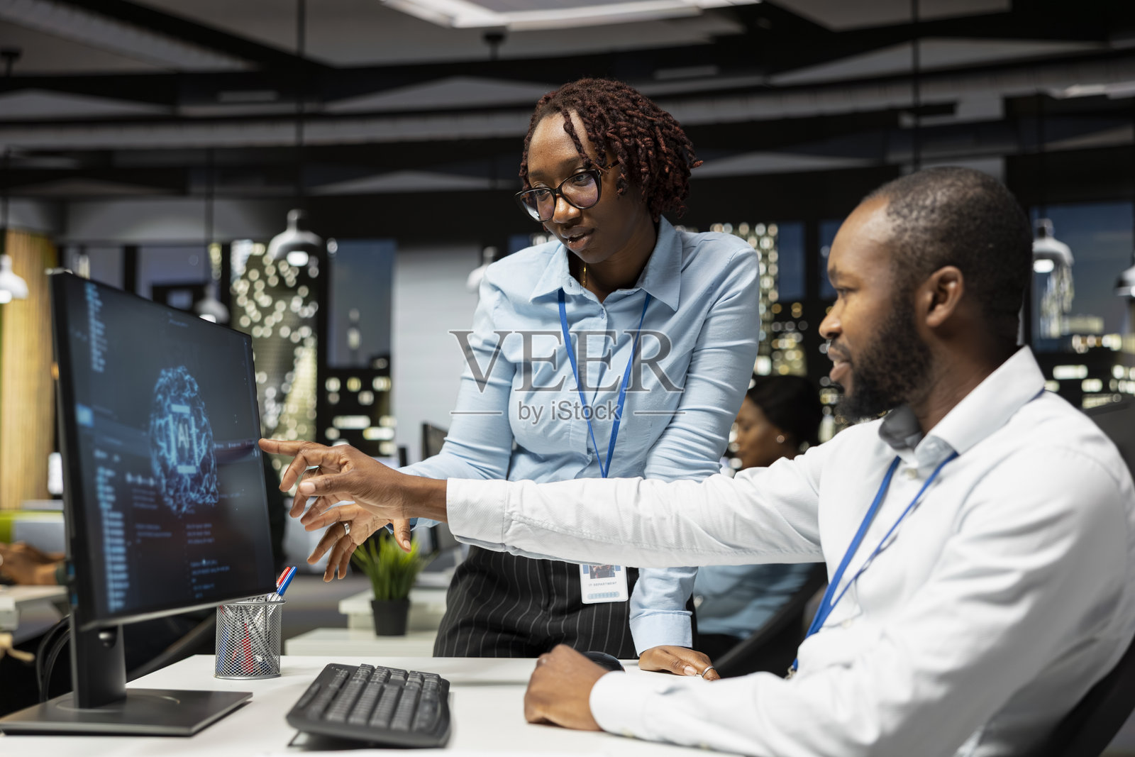 黑人同事团队使用人工智能分析平台处理月度数据报告照片摄影图片