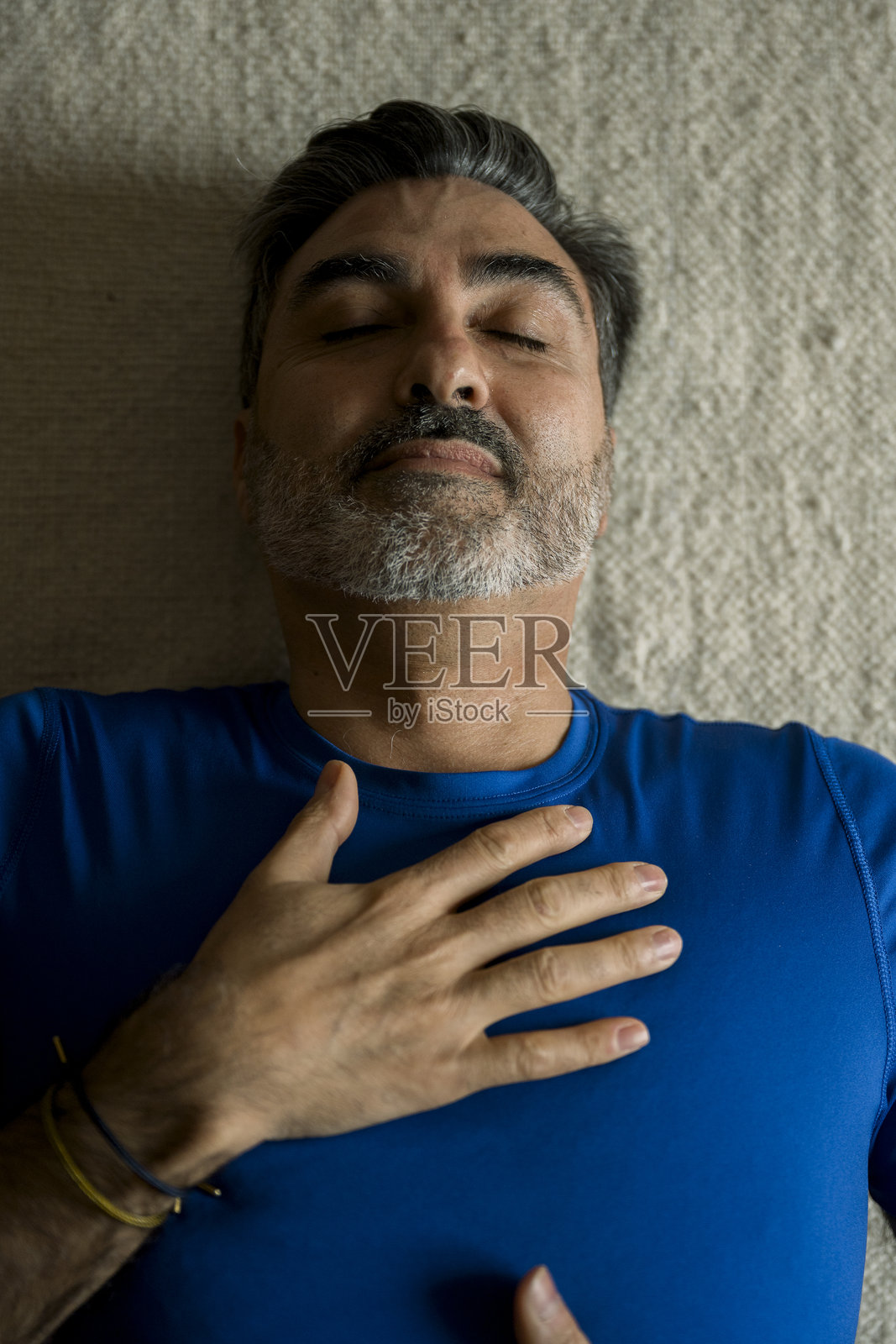 闭眼冥想，手放在胸口上照片摄影图片