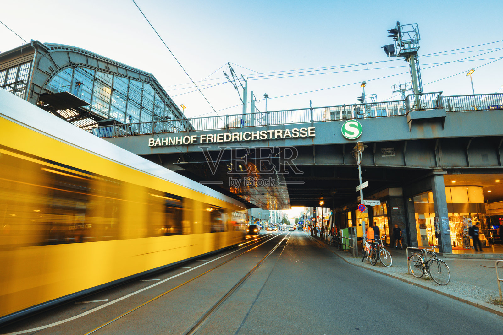 日落时分，柏林弗里德里希大街火车站前有轨电车的长曝光照片照片摄影图片