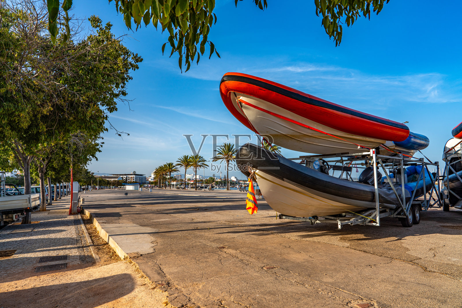 葡萄牙阿尔加维，波尔蒂芒港和滨江长廊景观照片摄影图片