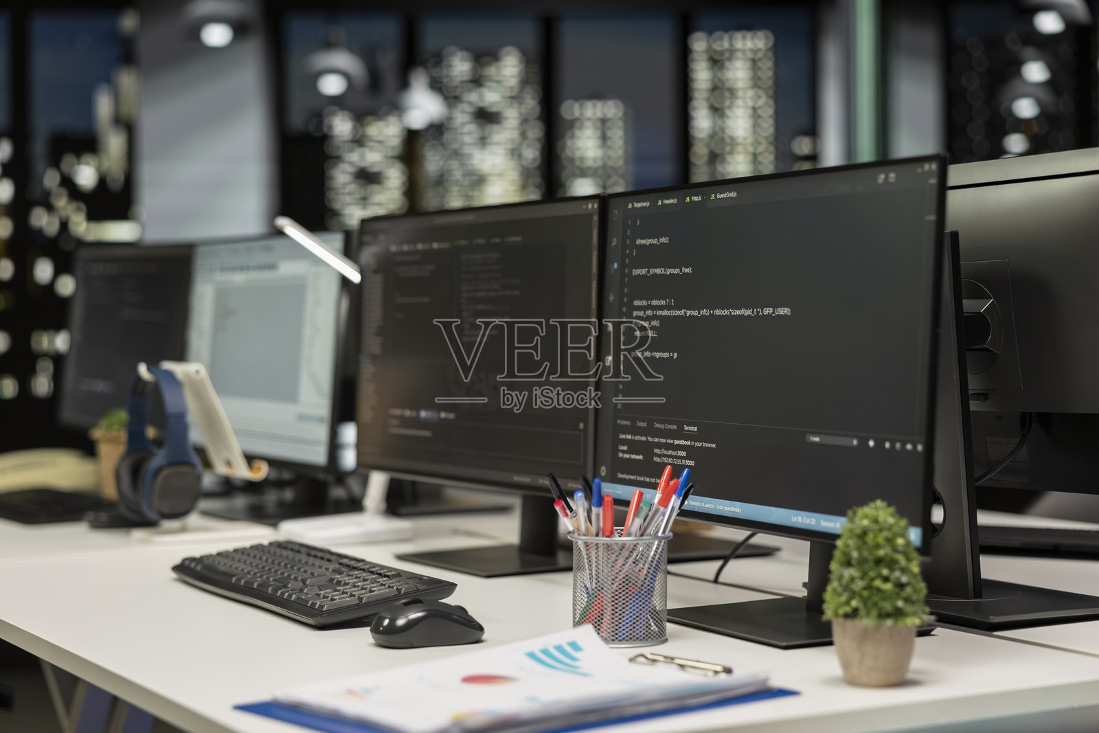 程序员将要使用的电脑显示器摆放在办公桌上的空置创业公司办公室照片摄影图片