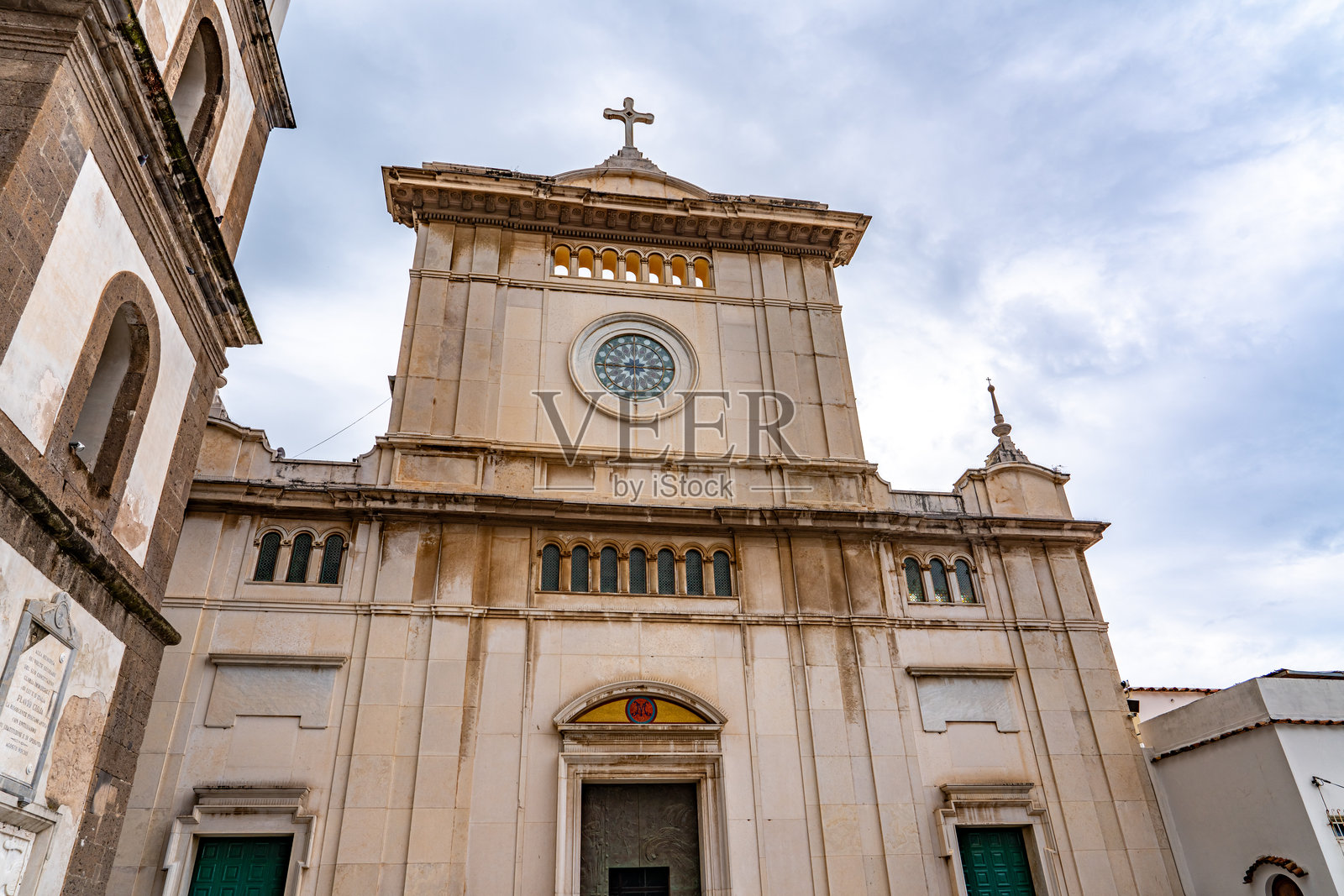 意大利阿马尔菲海岸波西塔诺镇的圣玛丽亚·阿松塔教堂景观照片摄影图片