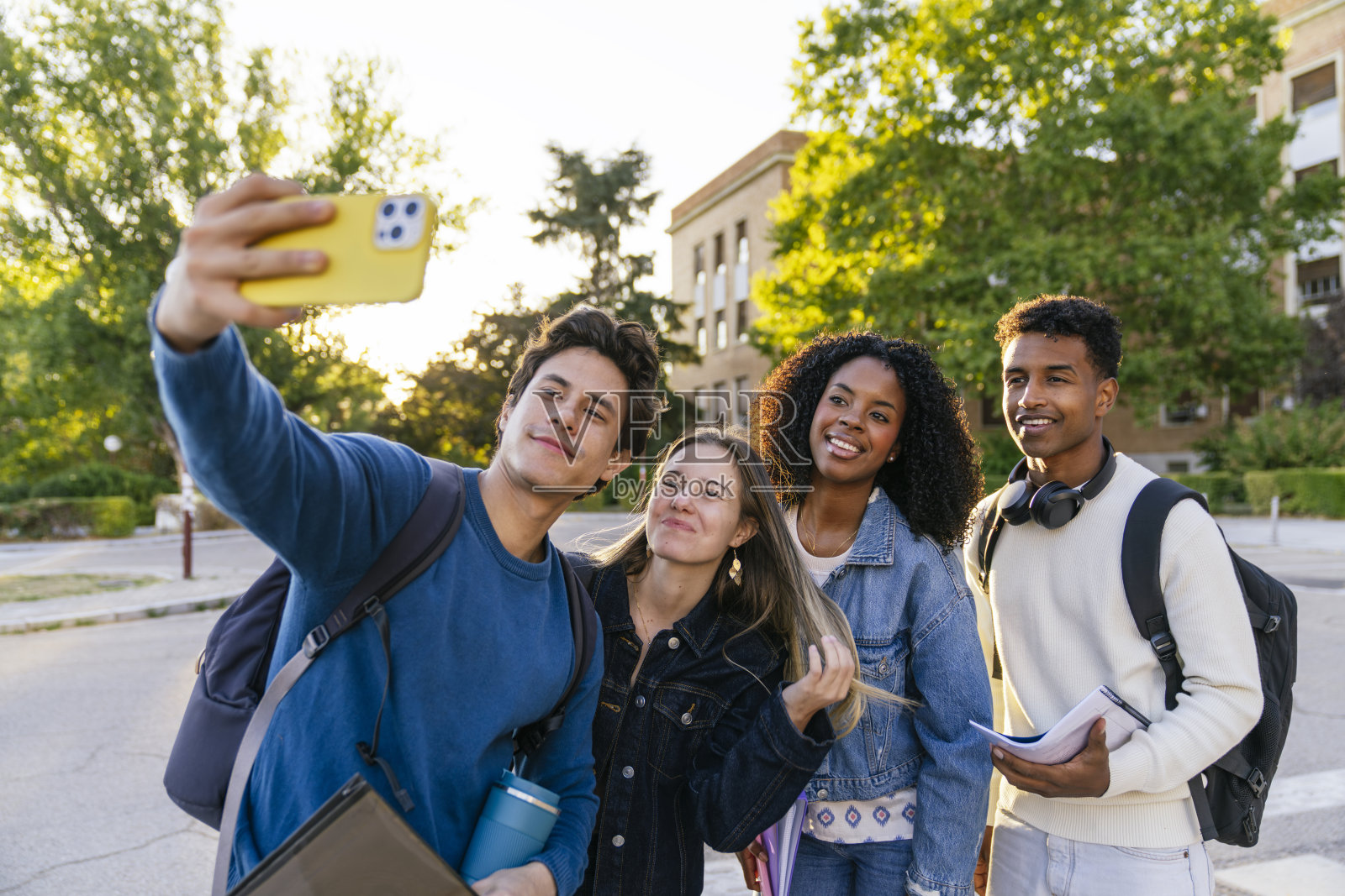 课后，不同背景的学生们在校园里自拍照片摄影图片