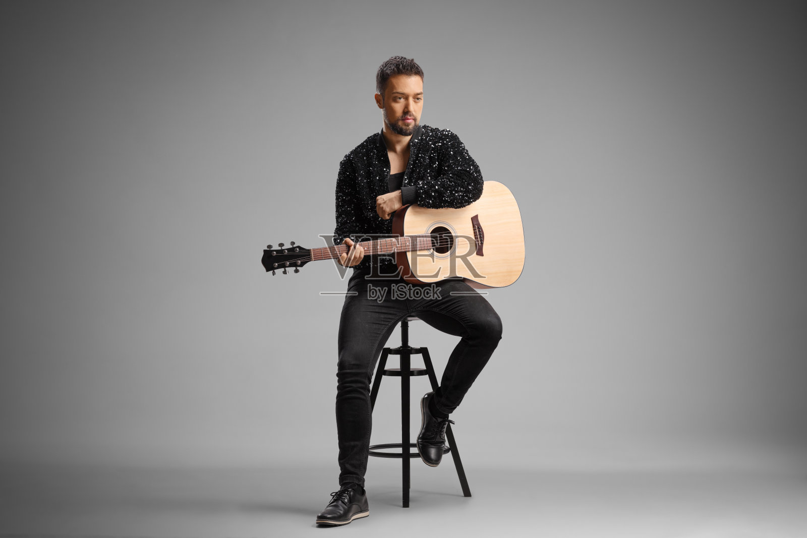 时尚吉他手弹奏木吉他造型照片摄影图片