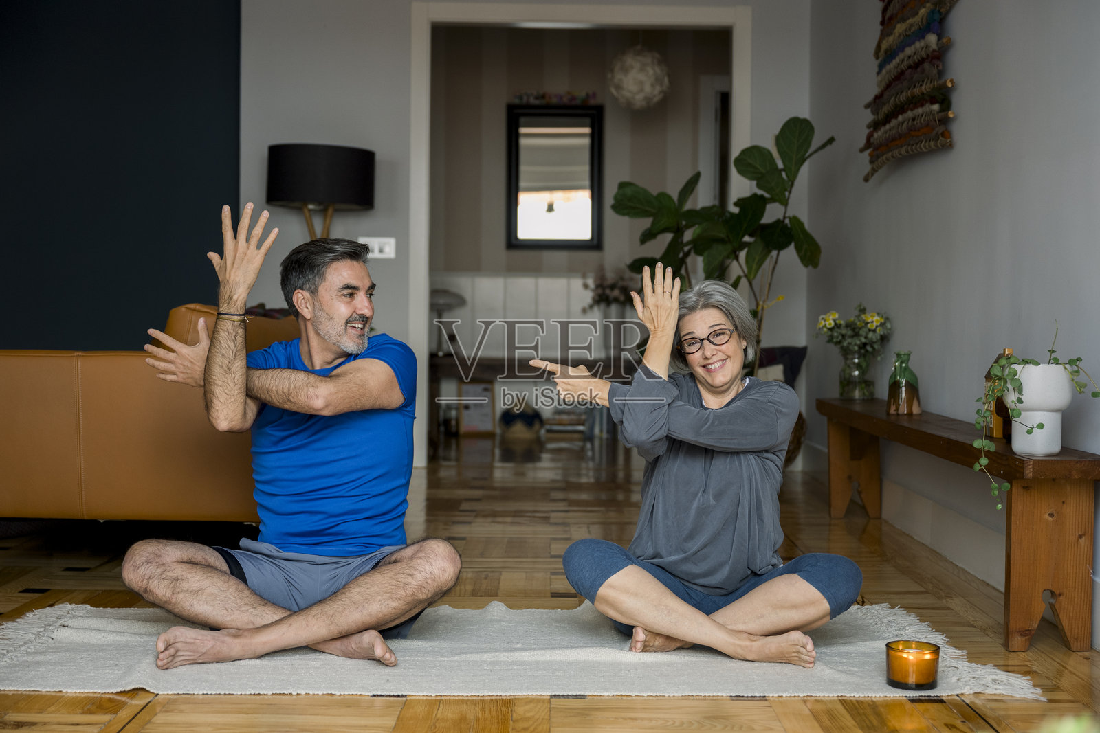 快乐的年长夫妇在家练习瑜伽伸展照片摄影图片