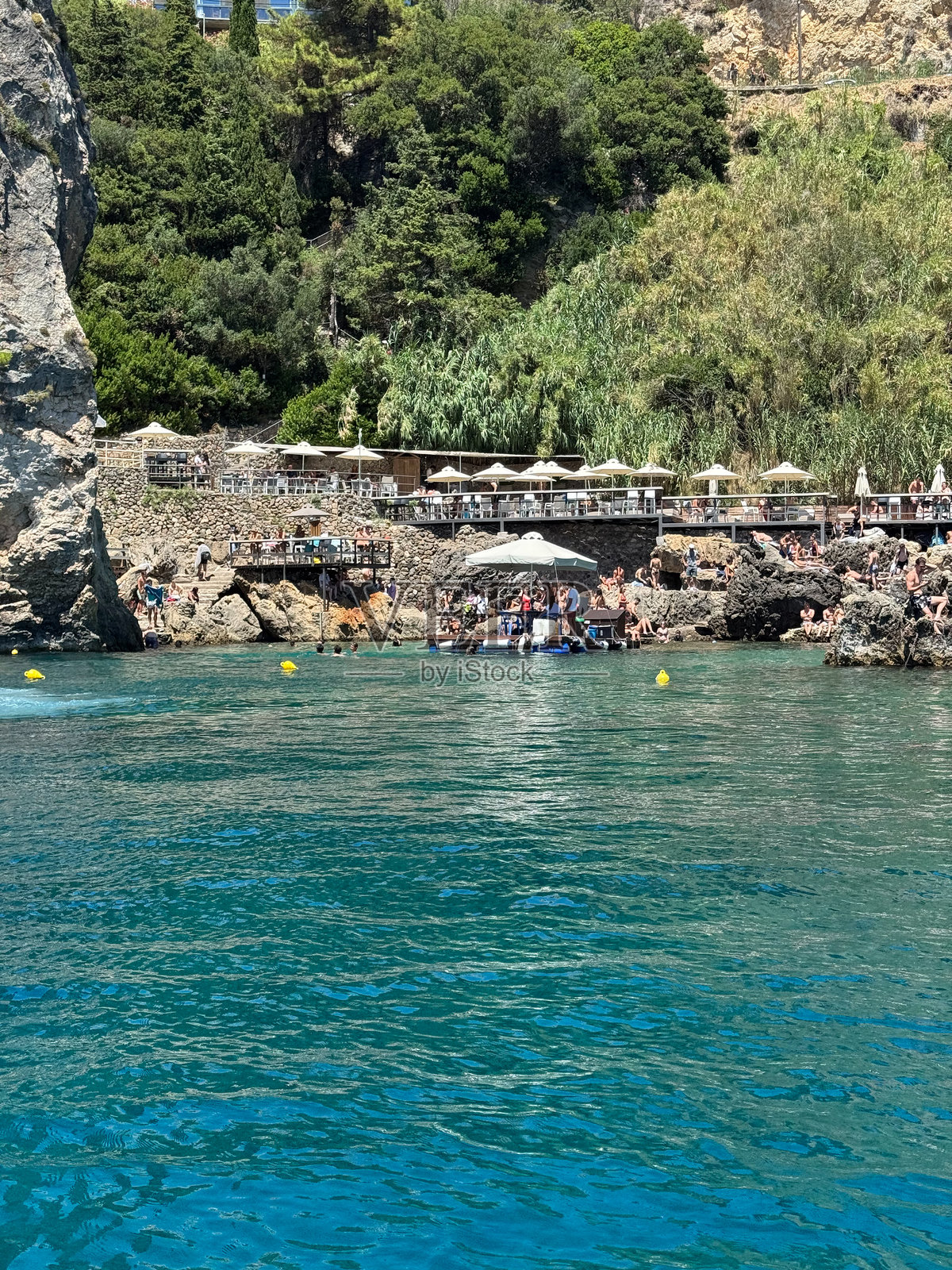 悬崖与清澈蓝水下的海景照片摄影图片