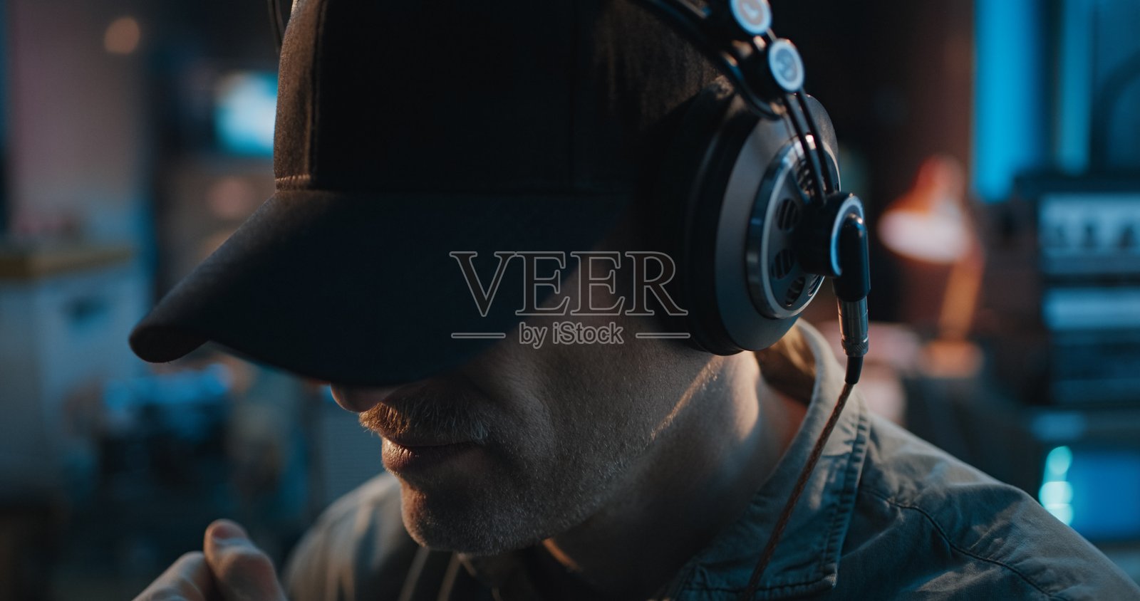 佩戴大耳机、在收到坏消息后绝望的无线电操作员。特写肖像照片摄影图片