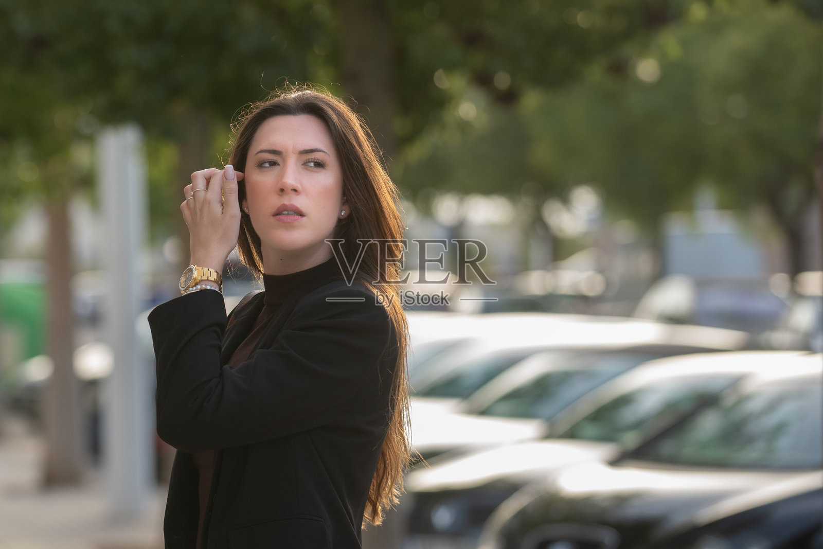 女子站在城市户外区域照片摄影图片